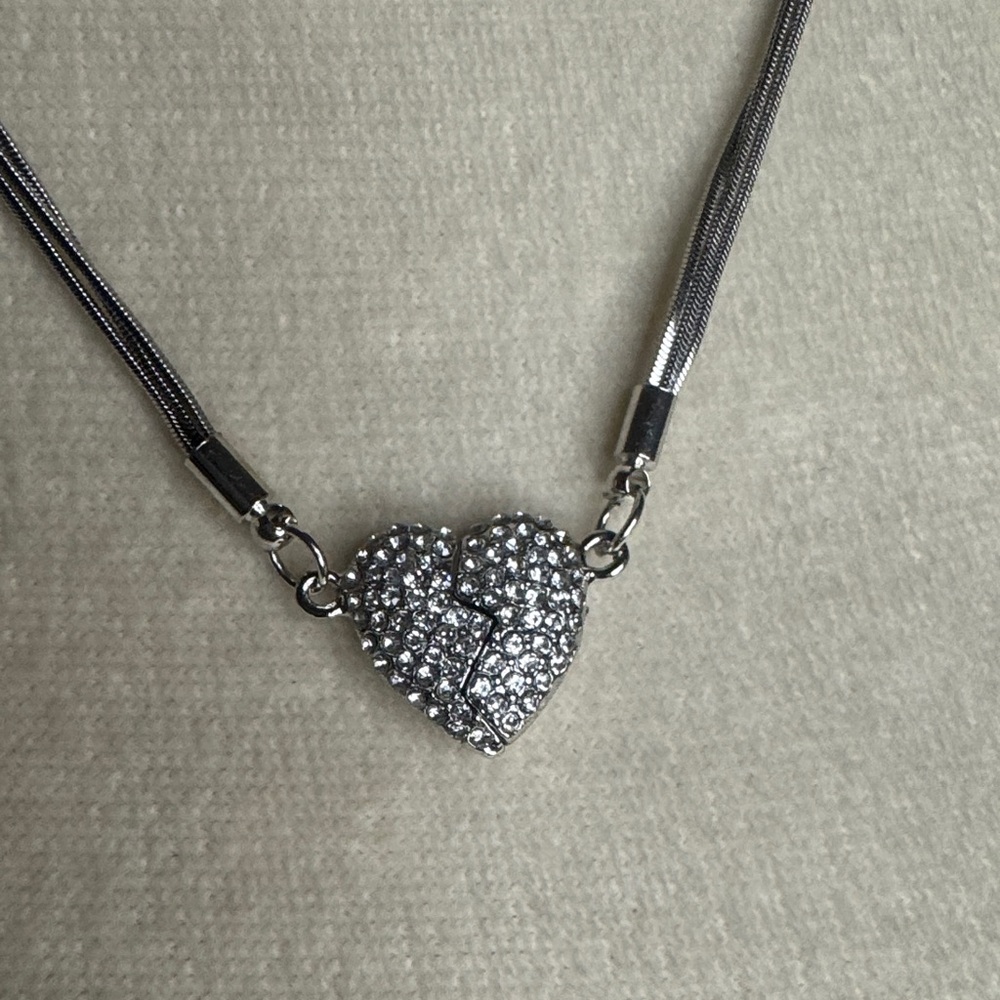 Elegant Silver and Pearl Jewelry Set - Picture 5 of 6